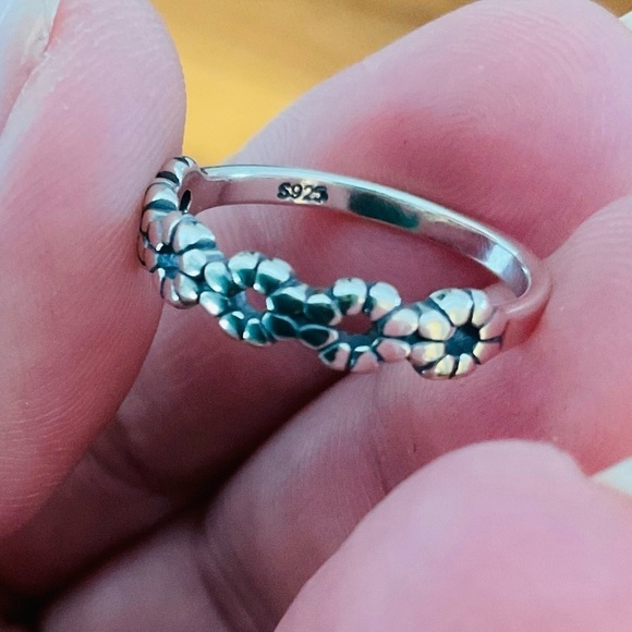 925 Sterling Silver Daisy Flower Ring - Picture 5 of 8